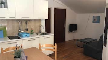Apartamento estándar, 2 habitaciones, balcón | Escritorio, sistema de insonorización, wifi gratis y ropa de cama