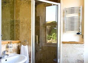 Deluxe Double or Twin Room | Bilik Mandi | Kelengkapan dandanan diri percuma, pengering rambut, tuala disediakan 