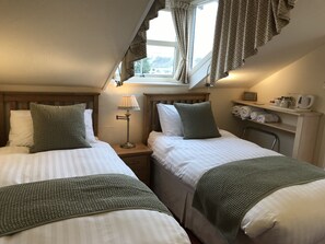 Comfort Double or Twin Room | Langsir/tirai gelap terus, seterika/papan seterika, Wi-fi percuma 