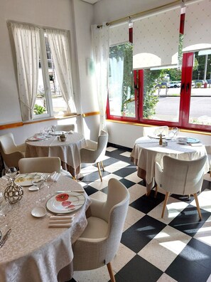 Lunch and dinner served, French cuisine