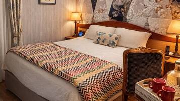 Standard enkelrum | Individuell inredning, unika möbler, skrivbord och arbetsyta för laptop