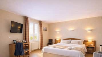 Comfort kamer | Individueel gedecoreerd, individueel gemeubileerd, een bureau