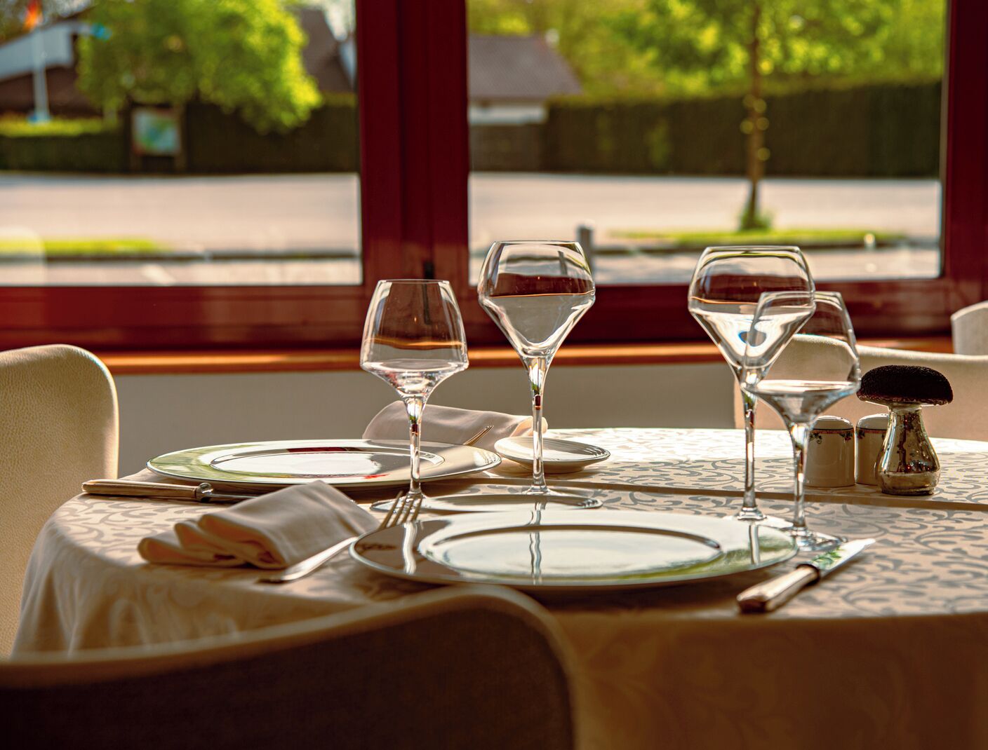 Lunch och middag serveras, njut av de goda smakerna från franska köket.