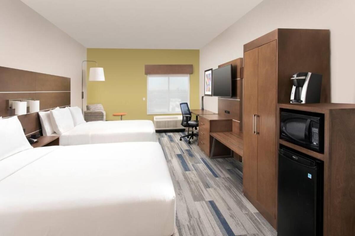 Caja fuerte, escritorio, tabla de planchar con plancha y cunas gratuitas