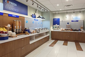 Una zona de desayuno con un cartel que indica 'EXPRESS START BREAKFAST' y una sección de 'BAKERY'.