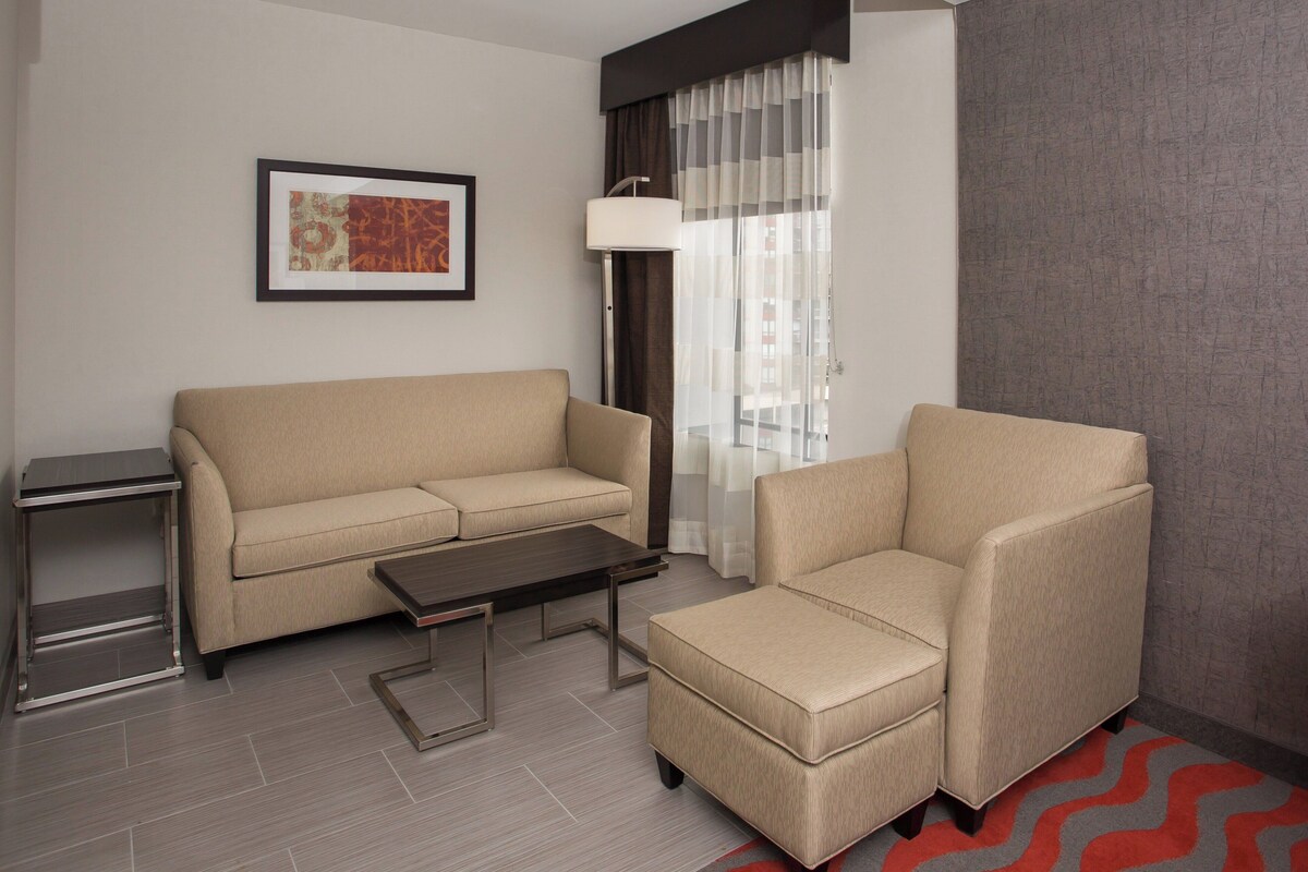 Suite, 1 King Bed (Additional Living Area) | Egyptian cotton sheets, premium bedding, desk, blackout drapes