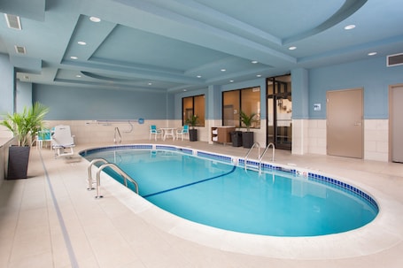 Una piscina techada. Holiday Inn Express Springfield Downtown by IHG