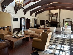 Una televisión de pantalla plana