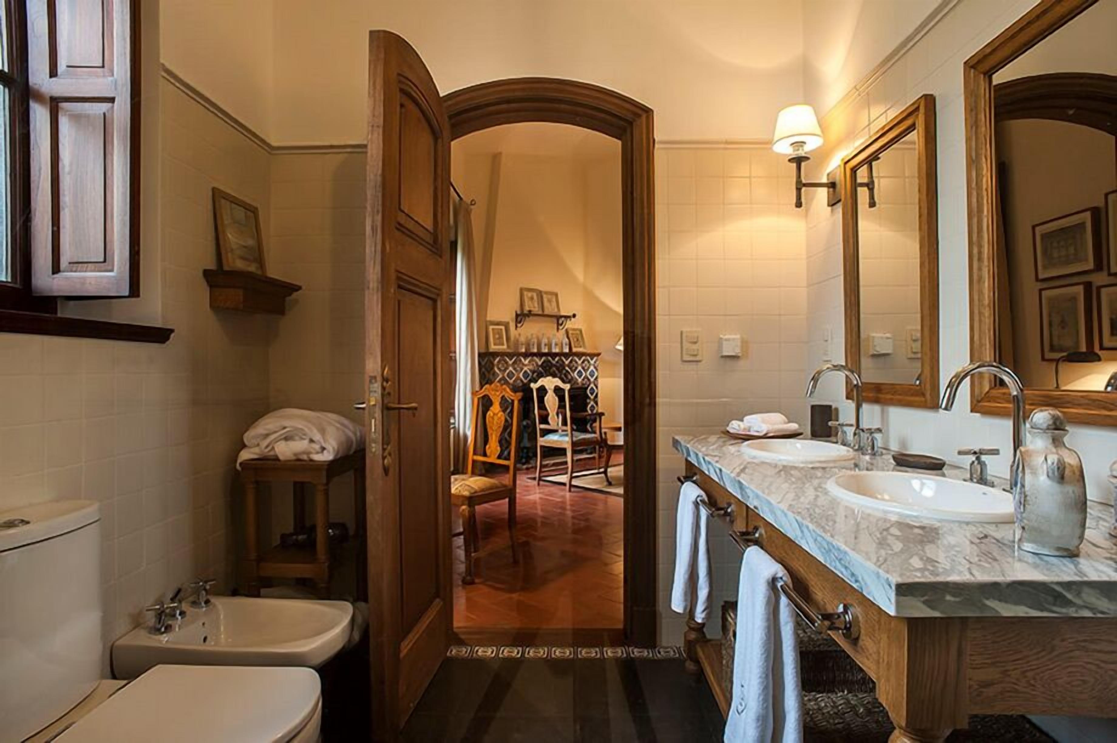 executive suite | bathroom | shower, free toiletries, hair dryer, bidet