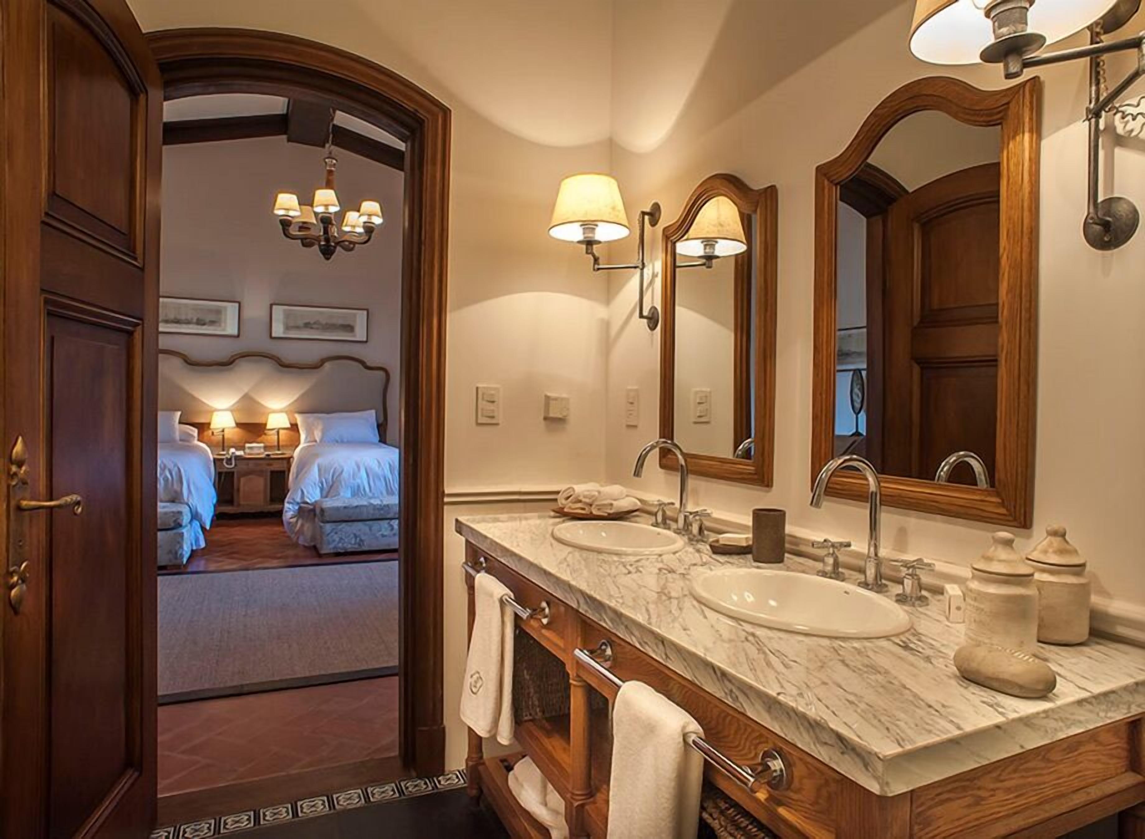 deluxe suite | bathroom | shower, free toiletries, hair dryer, bidet