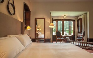 Executive Suite | Minibar, in-room safe, desk, soundproofing - La Baguala Hotel (Montevideo)