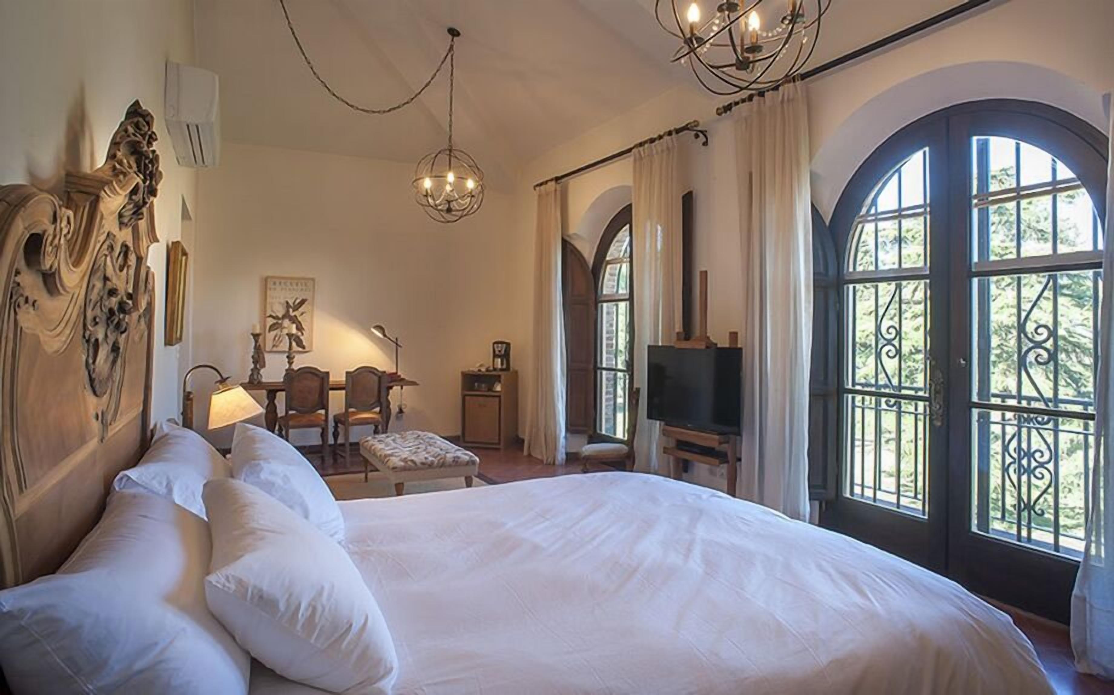 executive suite | minibar, in-room safe, desk, soundproofing