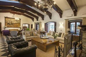 Coin salon dans le hall