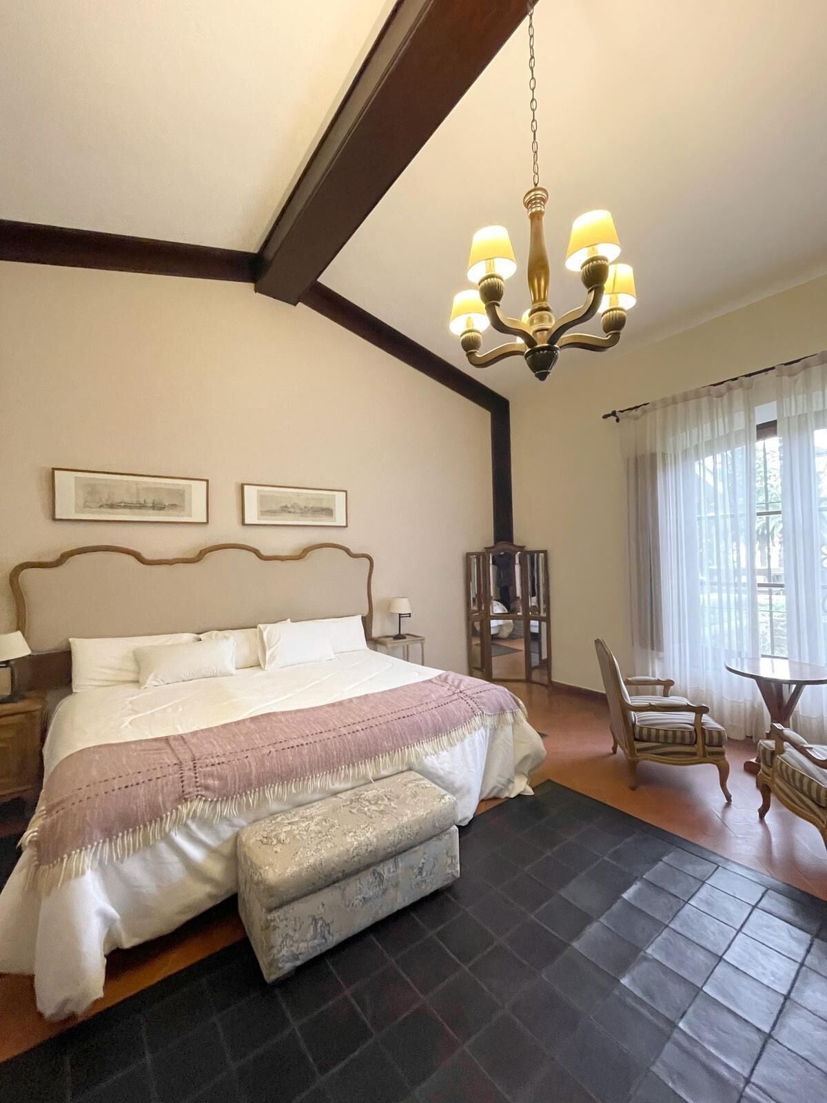 Suite ejecutiva | Minibar, caja fuerte, escritorio y sistema de insonorización