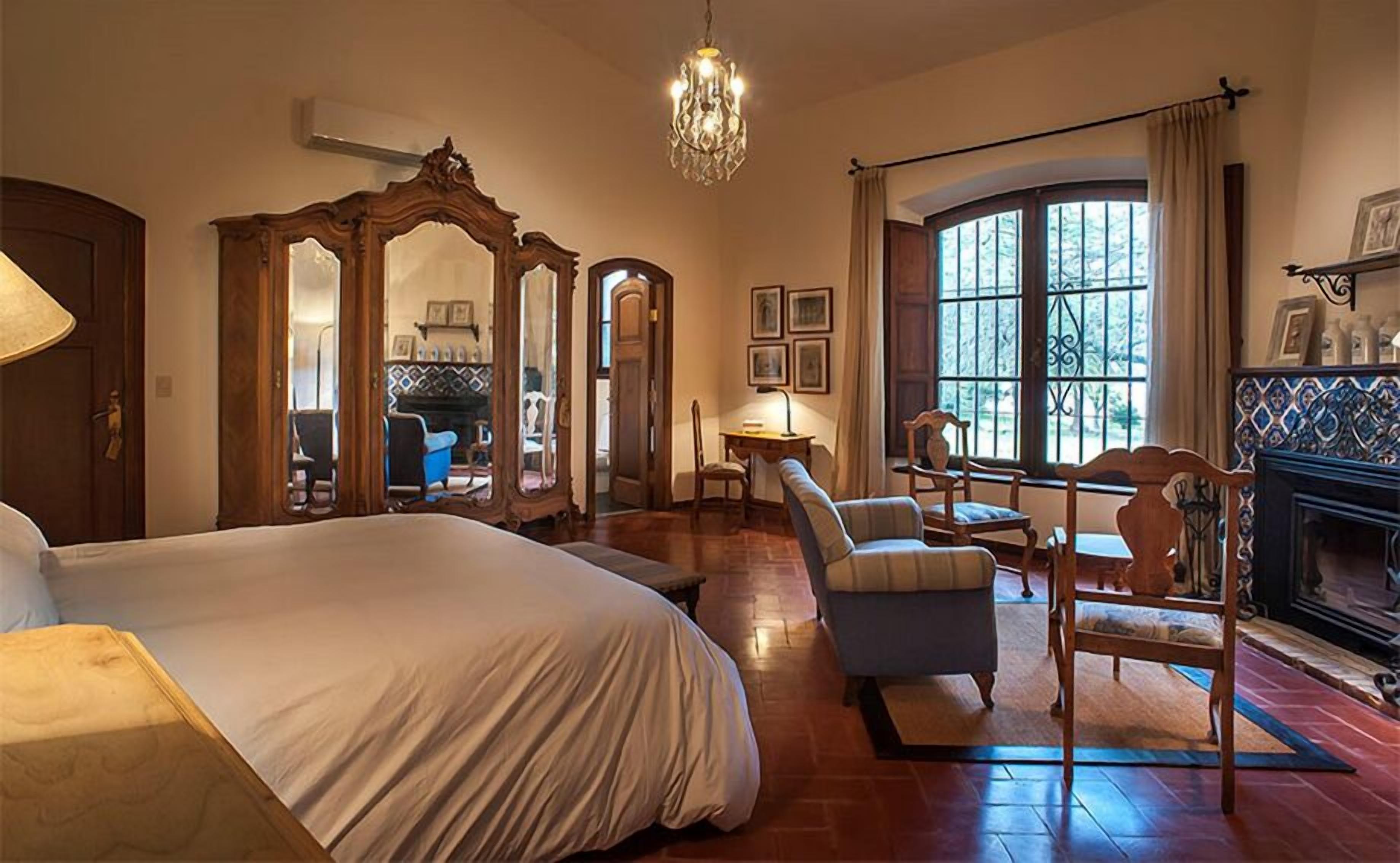 executive suite | minibar, in-room safe, desk, soundproofing