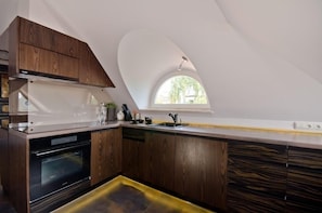 Apartment (Galeria I) | Private kitchen | Fridge, microwave, oven, stovetop - Imperial Apartments - Galeria (Sopot)