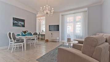 Appartement (Galeria II) | Woonkamer | Een flatscreentelevisie