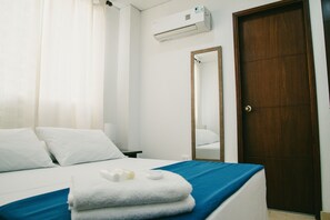Habitación doble estándar | Caja de seguridad en la habitación y tabla de planchar con plancha 