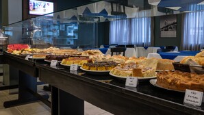 Un buffet proposant une variété de produits de boulangerie et de desserts.