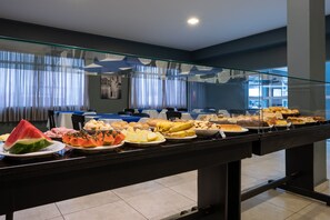 Tägliches inbegriffenes kontinentales Frühstück