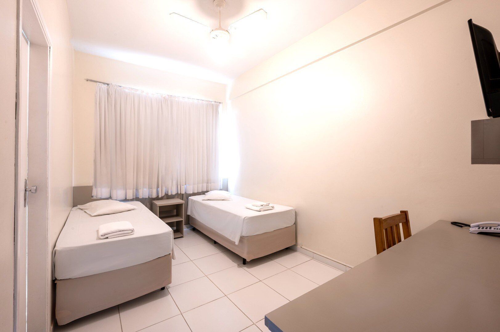 标准双床房, 2 张单人床 | 迷你吧、遮光窗帘、免费 WiFi、床单