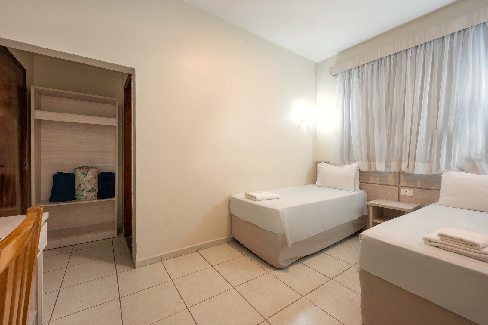 华丽三人房 | 迷你吧、遮光窗帘、免费 WiFi、床单