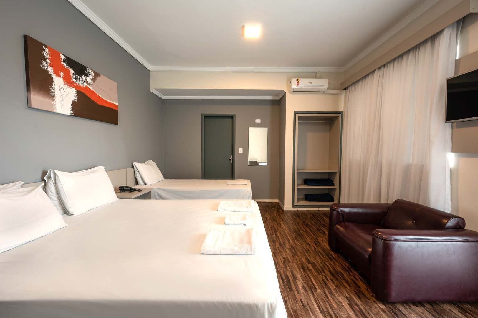 尊荣三人房 | 迷你吧、遮光窗帘、免费 WiFi、床单