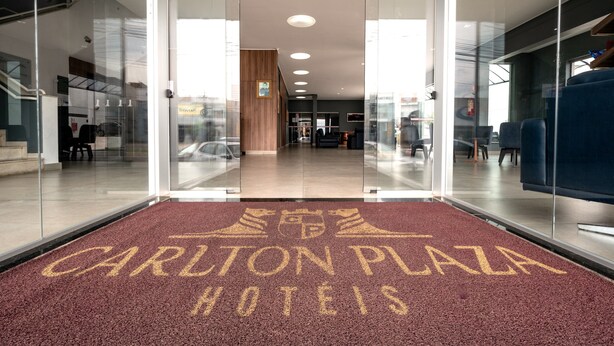 L'entrée de l'hôtel Carlton Plaza, avec son tapis rouge et ses portes en verre.