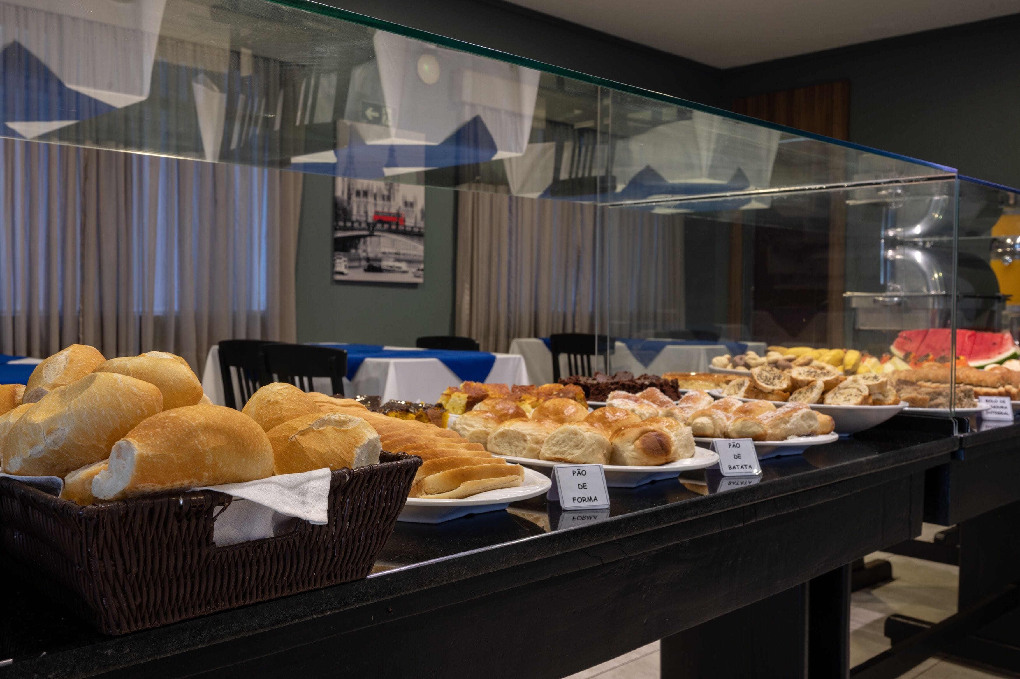 Un buffet proposant une variété de pains et de viennoiseries.