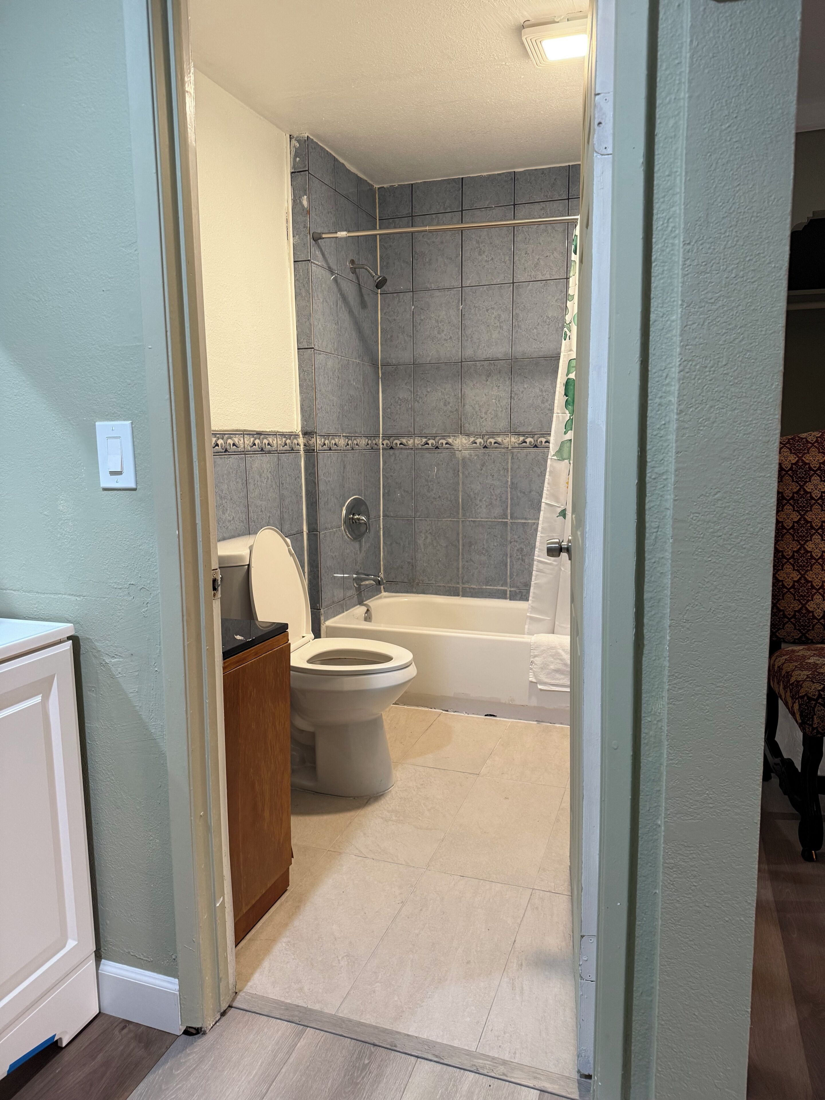 Standard Room, 1 King Bed | Bathroom | Bathtub, soap, shampoo, toilet paper