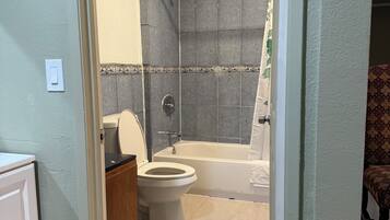 Habitación estándar | Baño | Bañera, jabón, champú y papel higiénico