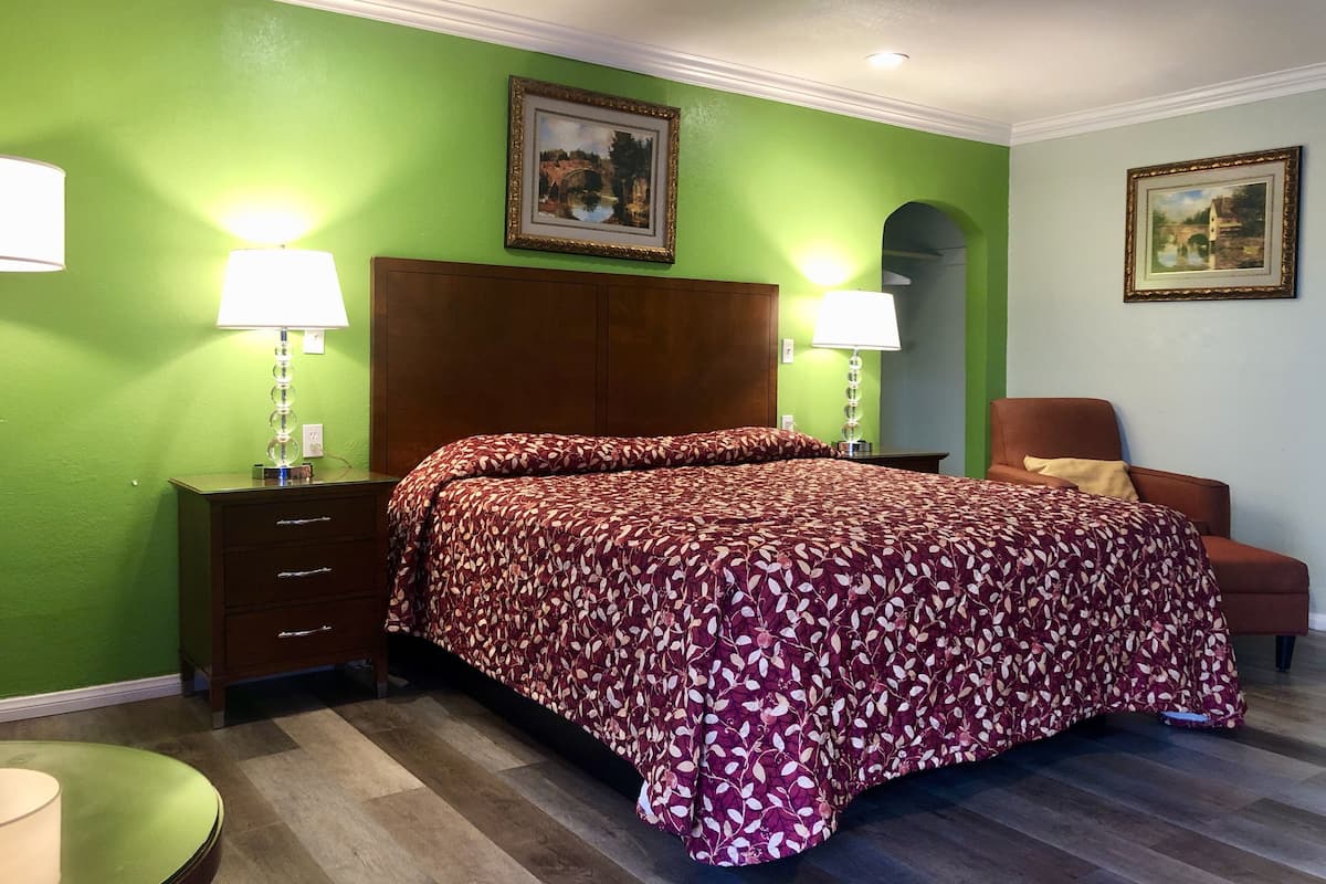 Deluxe-Zimmer, 1 Schlafzimmer, Whirlpool | 1 Schlafzimmer, Schreibtisch, kostenloses WLAN