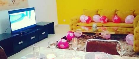 Separate tub and shower, free toiletries, towels