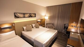 Quarto triplo superior | Frigobar, cofres nos quartos, individualmente decorados, escrivaninha