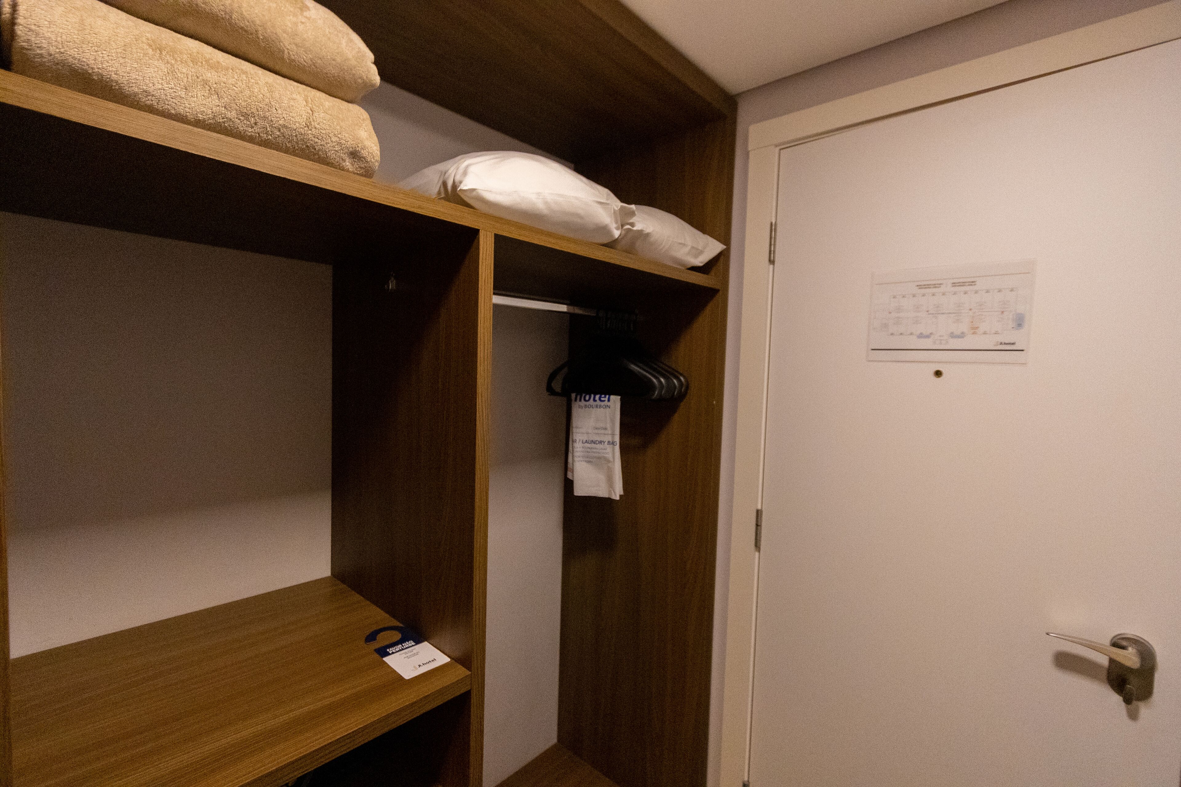 minibar, in-room safe, individually decorated, desk