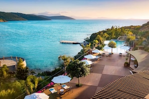 Indoor pool, outdoor pool, open 10:00 AM to 5:00 PM, pool umbrellas - Le Méridien Bodrum Beach Resort (Milas)