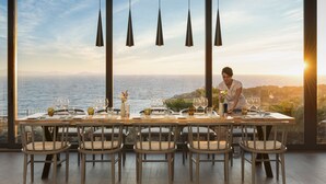 A dining table set for six with a view of the ocean. - Le Méridien Bodrum Beach Resort (Milas)