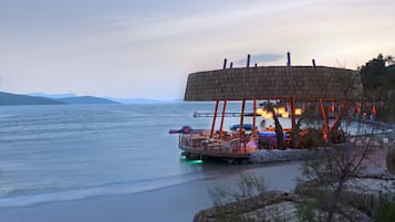 4 bars/lounges, 2 beach bars, poolside bar