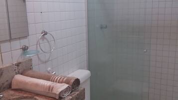 Departamento de lujo, 2 habitaciones, vista a la playa, piso ejecutivo | Baño | Regadera y toallas