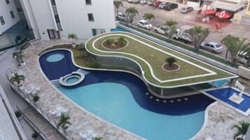 Alberca al aire libre y camastros