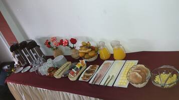Kontinental frokost hver dag (USD 3.00 per person)
