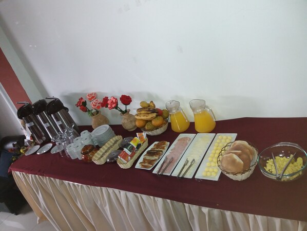 Desayuno continental diario (USD 3.00 por persona)