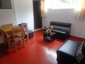 Appartement, 2 slaapkamers (4pax) | Een kluis op de kamer, een bureau, geluiddichte muren