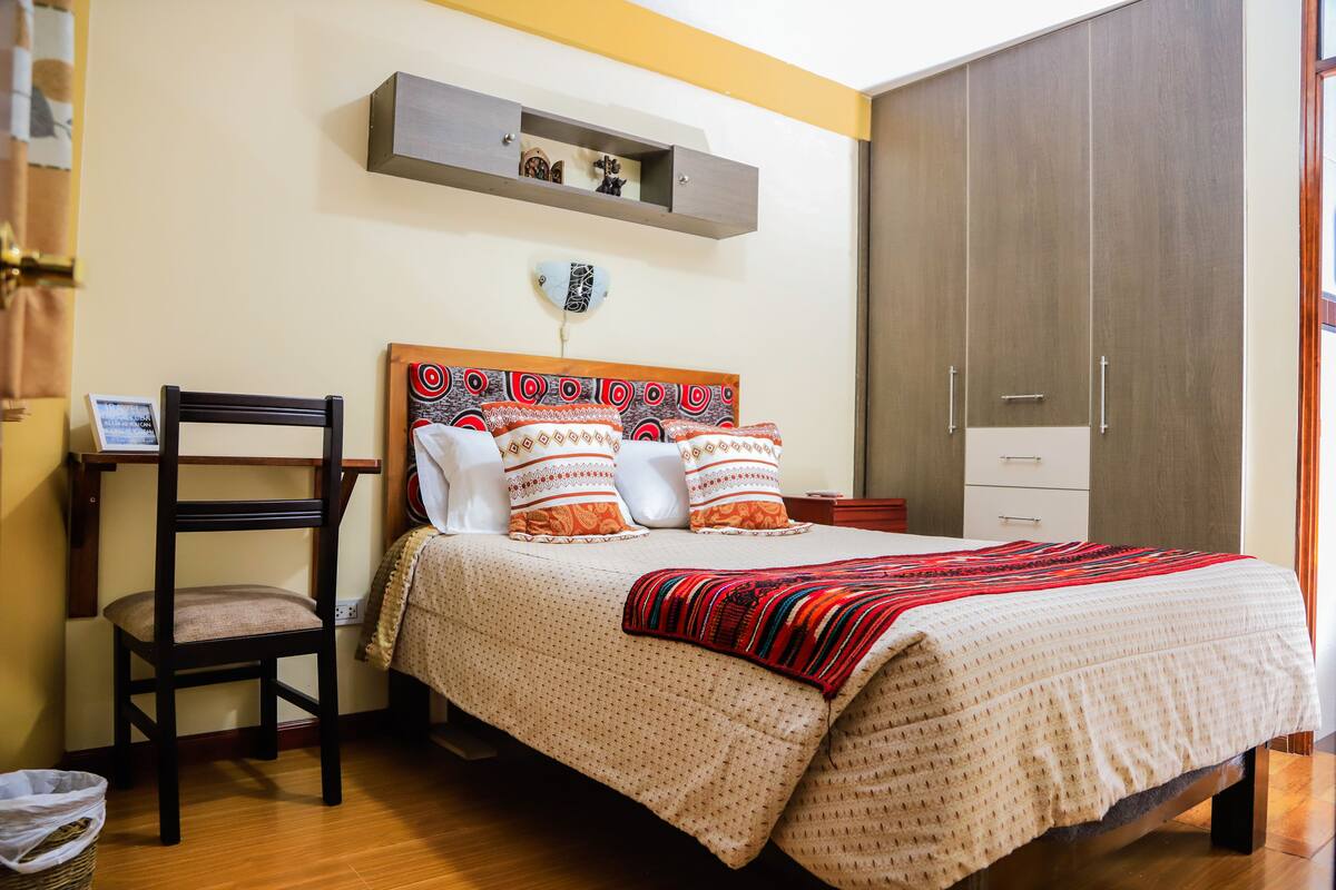 Habitación económica, 1 cama doble, baño privado | Servicio de la habitación