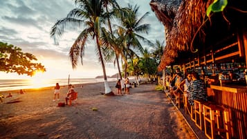 Quầy bar trên bãi biển