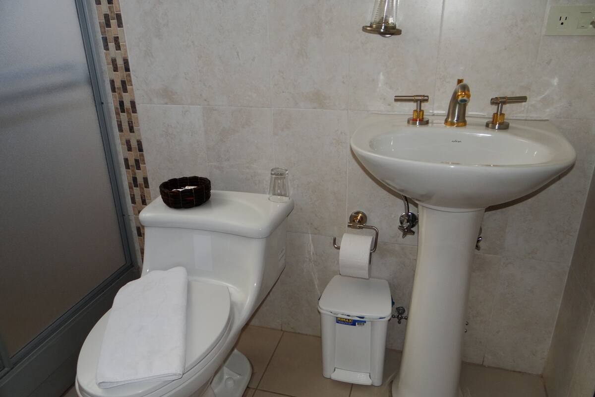 Dusche, kostenlose Toilettenartikel, Handtücher