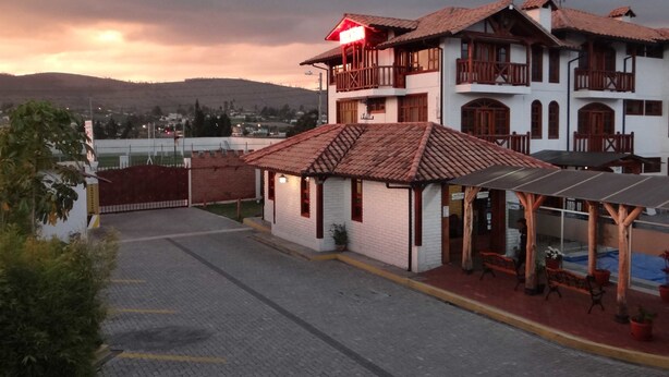 Front of property – evening/night - Hostería Imperio Real (San Miguel de Salcedo)