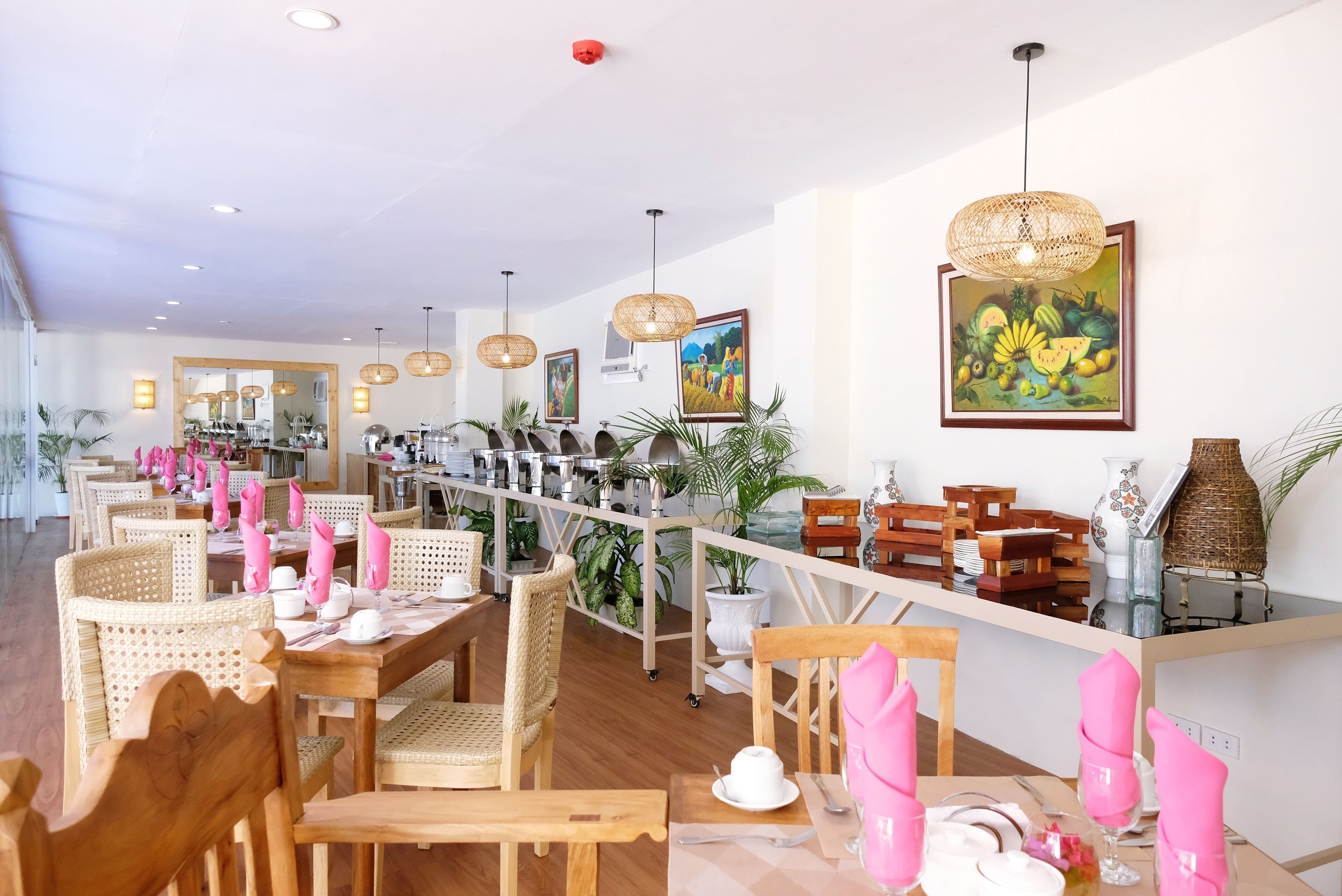 بوفيه فطور مجانًا يوميًا