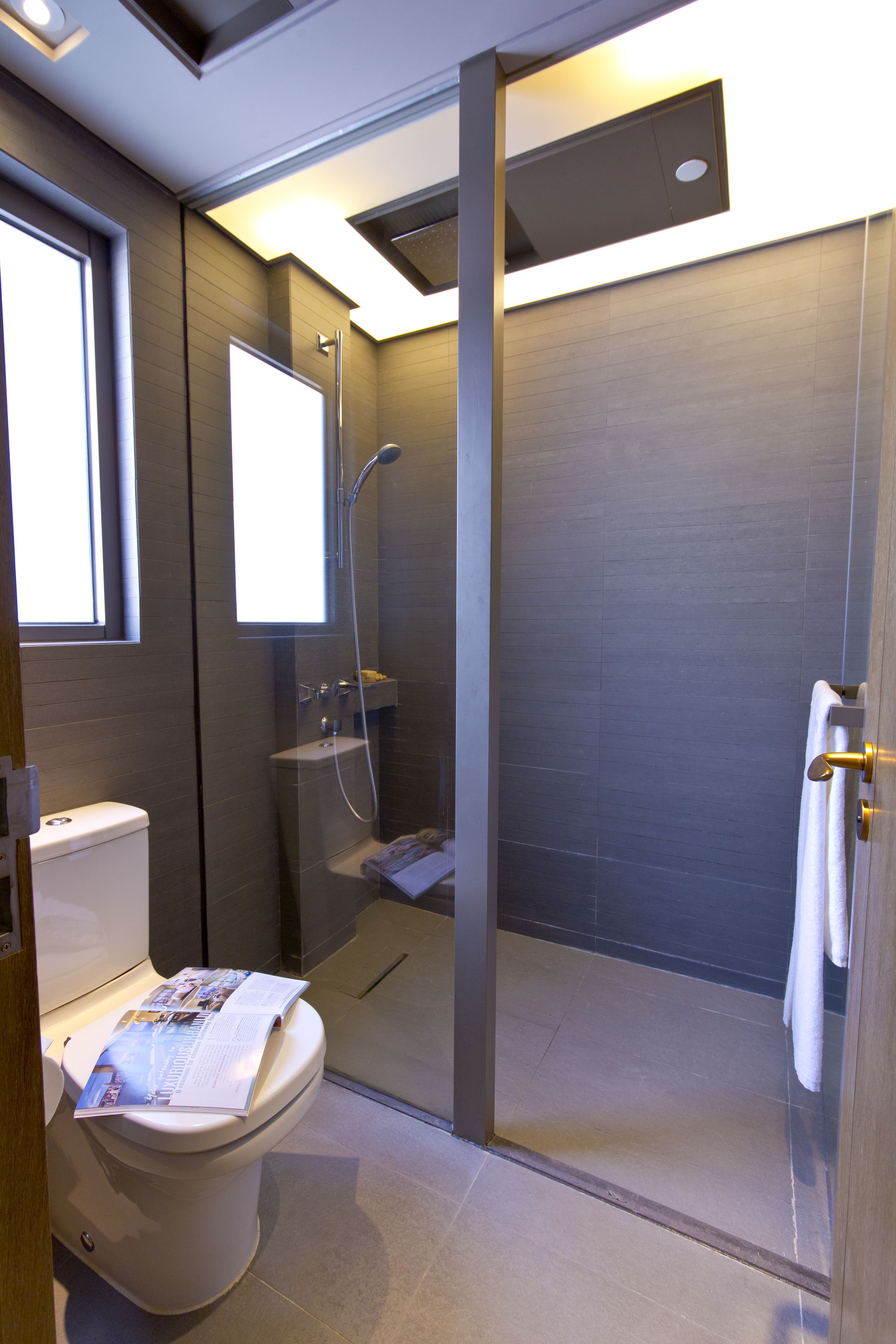 rainfall showerhead, free toiletries, hair dryer, towels