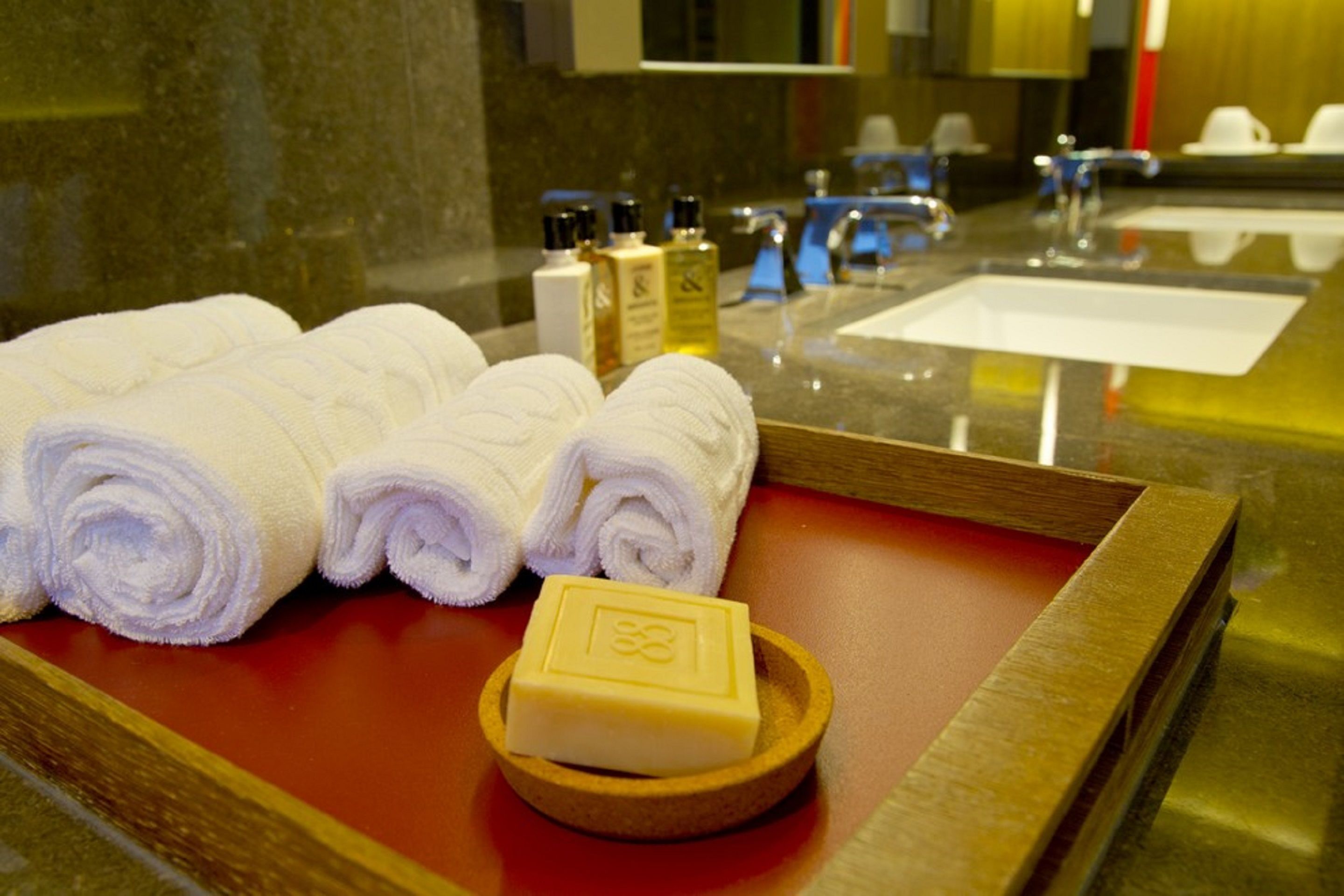 rainfall showerhead, free toiletries, hair dryer, towels